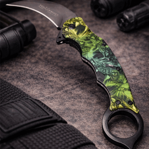 Cuchillo Karambit táctico con hoja curva de acero y mango camuflado ergonómico. Diseño compacto con anillo de seguridad, ideal para uso outdoor, camping y actividades tácticas.