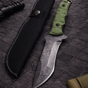 Cuchillo táctico VERDE de hoja fija con empuñadura ergonómica antideslizante y funda resistente. Ideal para camping, supervivencia y actividades outdoor.