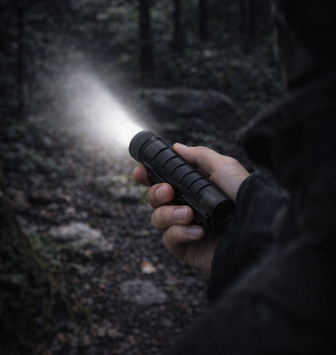 Linterna multiherramienta táctica recargable de 3000 lúmenes